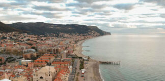 Pietra ligure, sospesa tra mare e montagna
