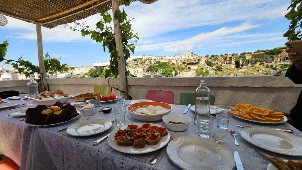 Puglia-Pranzo-sulla-terrazza-de-Il-Casale_Gravina-di-Ginosa
