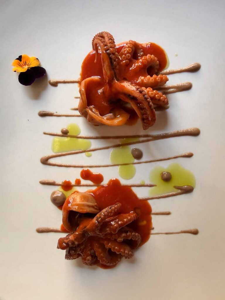 Calamari al sugo, I sapori del Mediterraneo del Ristorante Razzo, Torino