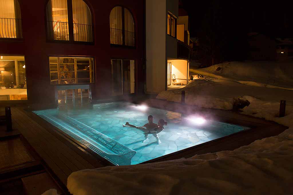 alto-adige-Romantik-Hotel-Santer-coppia-piscina