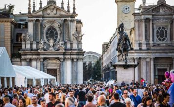 Terra Madre 2026: guida al Salone del Gusto e ai migliori ristoranti di Torino Il centro di Torino invaso dai visitatori durante il Salone del Gusto