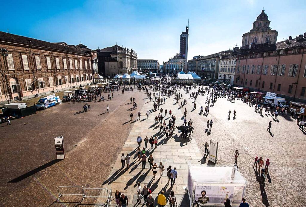 Piazza Vittorio Veneto a Torino percorsa dai visitatori durante il Salone del Gusto
