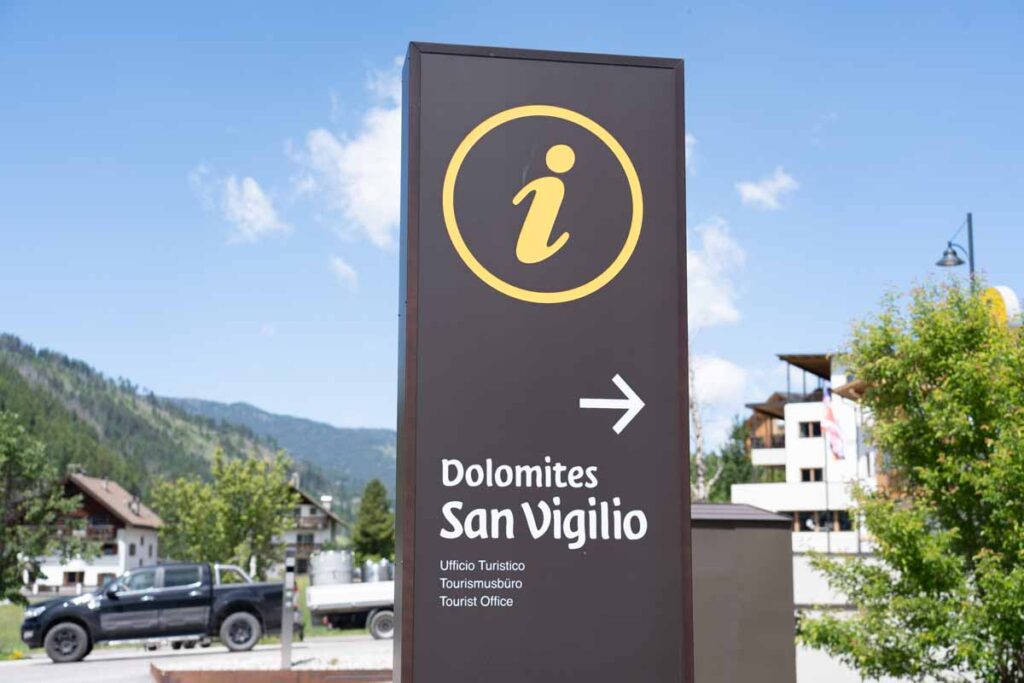 L'insegna che indica l'entrata alla cooperativa turistica di San Vigilio