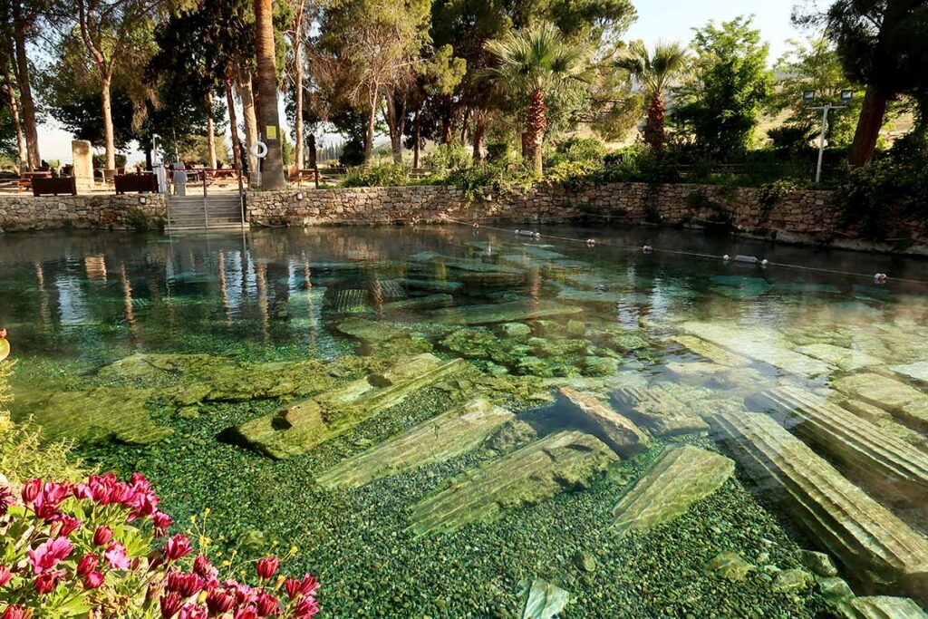 Colonne e capitelli sommersi nella piscina di Cleopatra a Hierapolis, Turchia