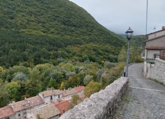 Villetta Barrea: foliage, tradizioni e sapori d’autunno Scorci di Villetta Barrea.