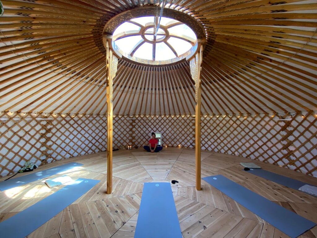La Yurta tibetana in cui si tengono le lezioni di yoga