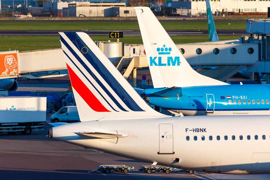 due aerei della flotta di air france e KLM sulla pista dell'aeroporto di Schiphol ad Amsterdam