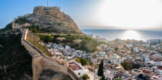 Alicante, oltre il mare Veduta panoramica sulla baia di Alicante con il castello di Santa Barbara affacciato sulla spiaggia del Postiguet