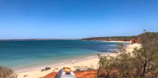 La West Coast australiana da Broome a Perth Una tenda in spiaggia dove la costa occidentale dell'Australia dove la terra rossa incontra l'Oceano