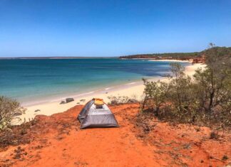 La West Coast australiana da Broome a Perth Una tenda in spiaggia dove la costa occidentale dell'Australia dove la terra rossa incontra l'Oceano