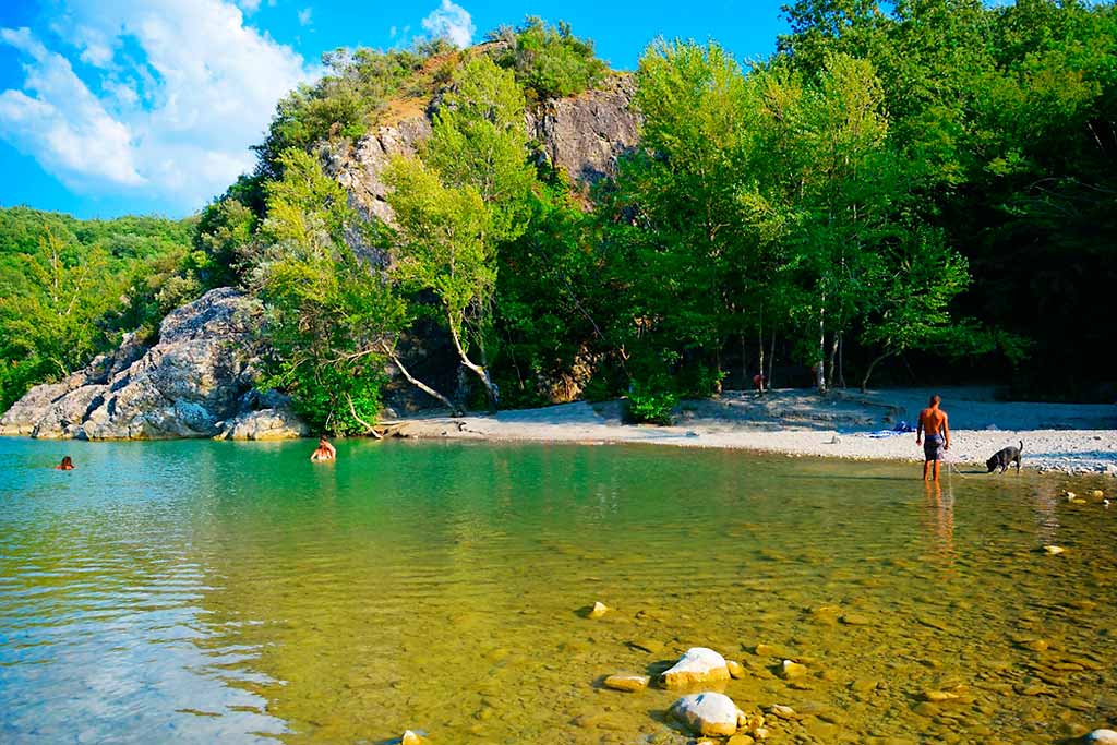 bagno-nel-fiume-berignone-toscana
