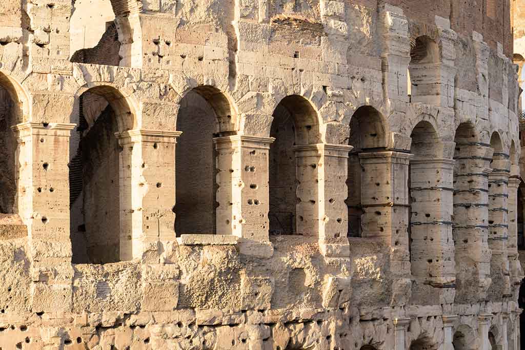 Particolare del Colosseo luogo iconico di Roma al cinema