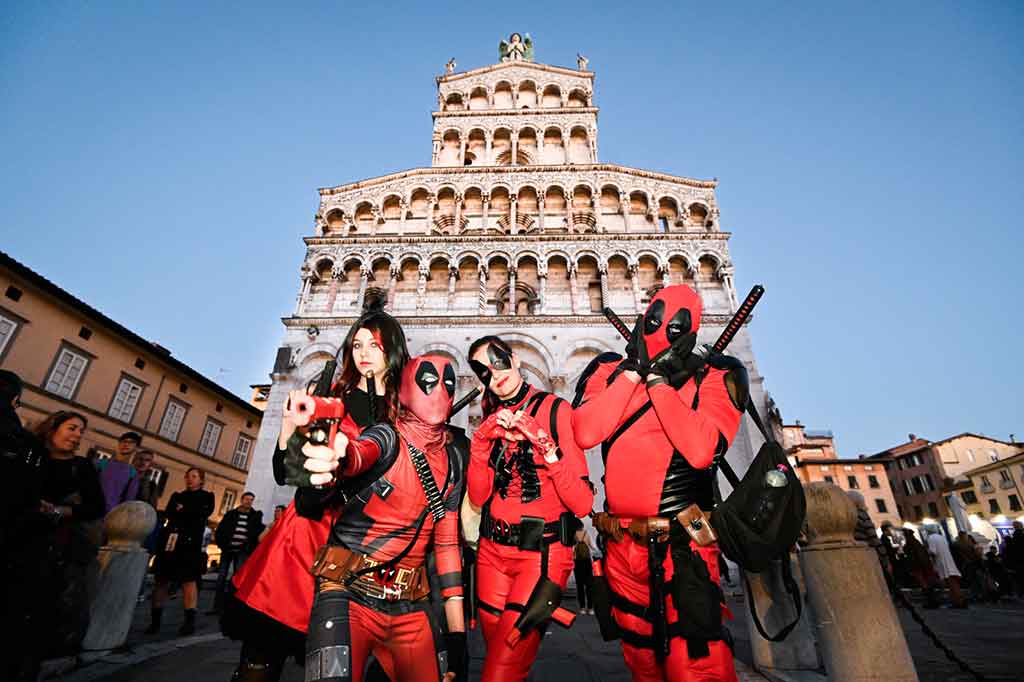 Un gruppo di cosplayer di Deadpool - @Lucca Comics and Games