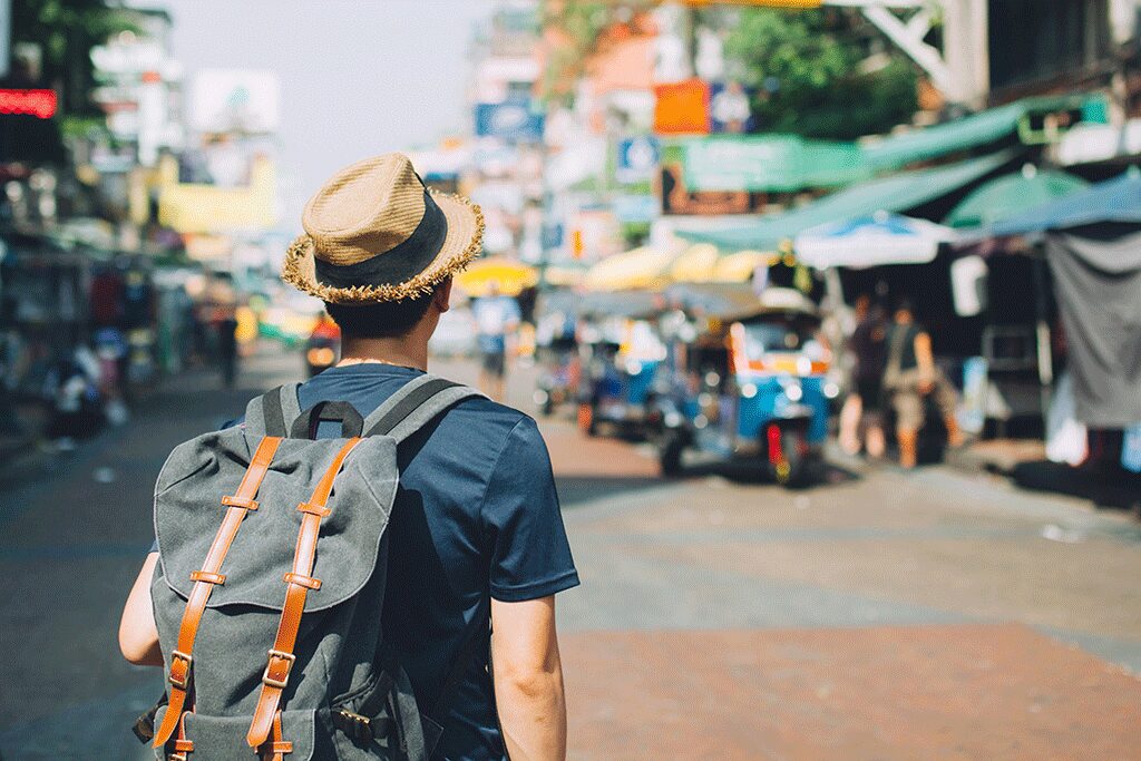Viaggiare da soli nel 2025 ormai è un trend imprescindibile