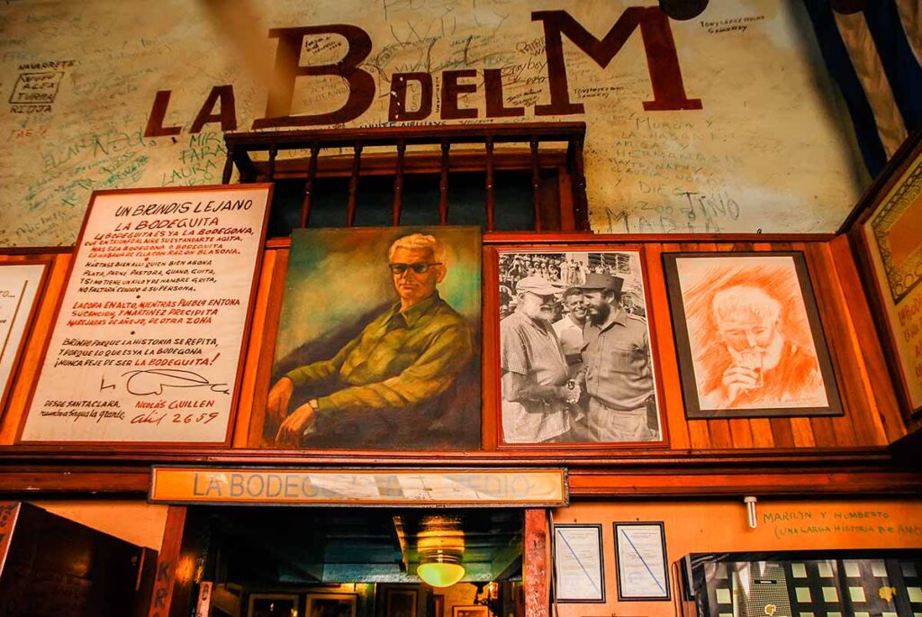 L'interno della Bodeguita del Medio, tipico ristorante-bar in Calle Empedrado, L'Avana, Cuba