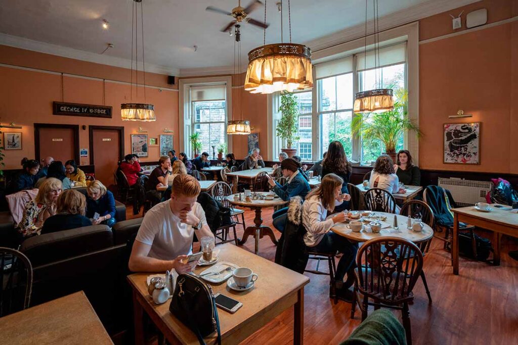 L'interno del The Elephant House a Edimburgo