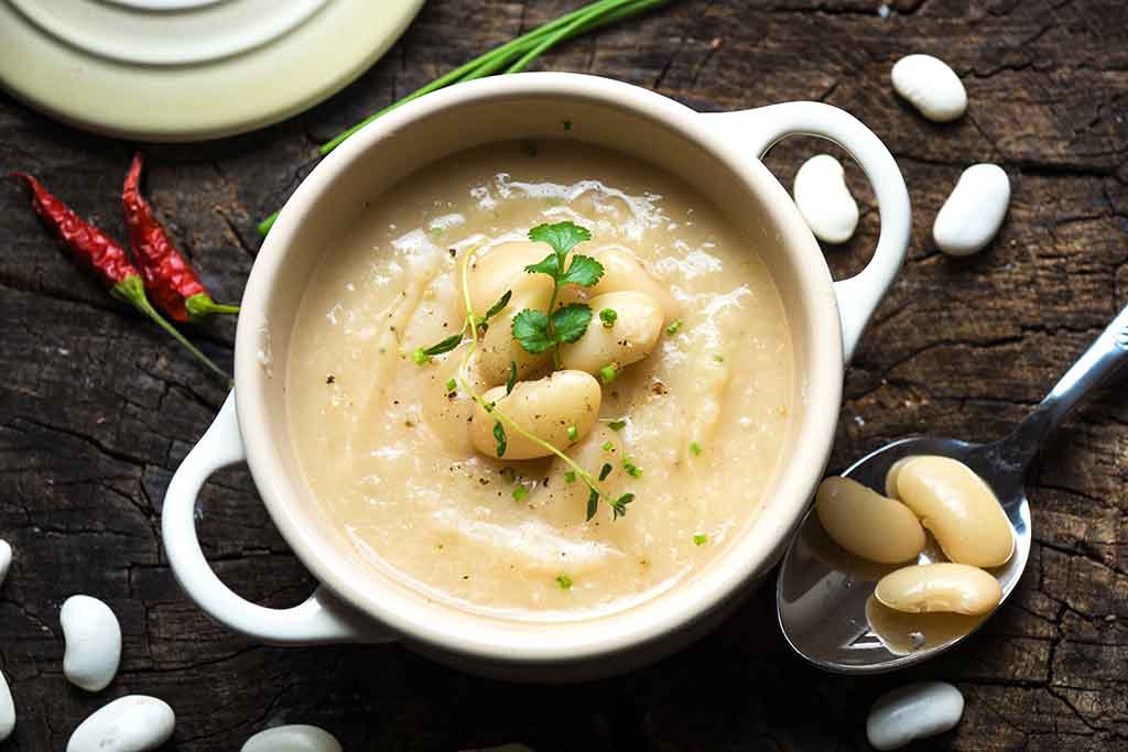 Una buona zuppa di fagioli bianchi - Shutterstock - @Dani Vincek
