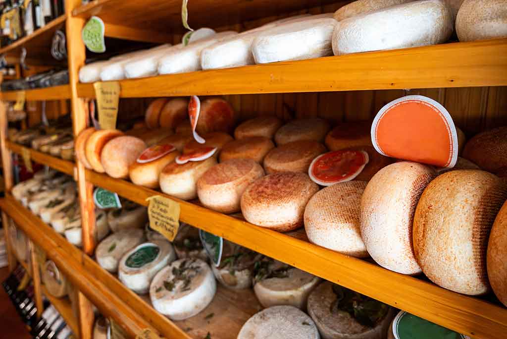 Una tappa golosa per scoprire il formaggio locale - @Shutterstock - Giuseppe La Bua