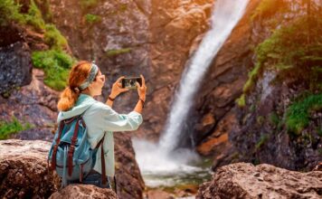 Fotografia di viaggio: scatta prima le foto utili, poi quelle belle fotografia-viaggio-cascata-smartphone