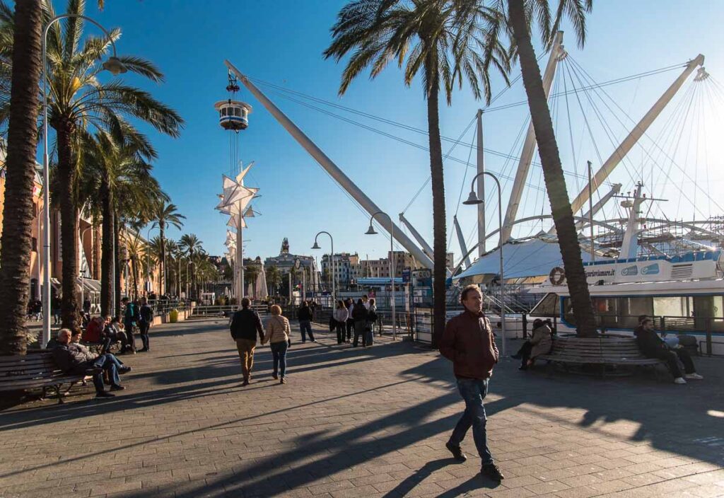 la passeggiata del waterfront di Genova al porto antico, Liguria