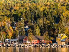 Il grande autunno del Minnesota tra colori e vie d’acqua La cittadina di Grand Marais in autunno sulle rive del Lago Superiore, Minnesota