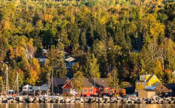 Il grande autunno del Minnesota tra colori e vie d’acqua La cittadina di Grand Marais in autunno sulle rive del Lago Superiore, Minnesota