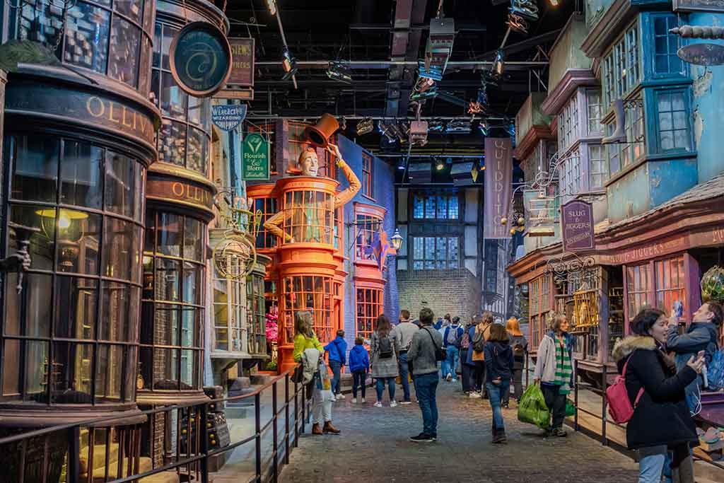 Immersi nelle magiche strade di Diagon Alley agli Harry Potter Studios esperienza di cineturismo