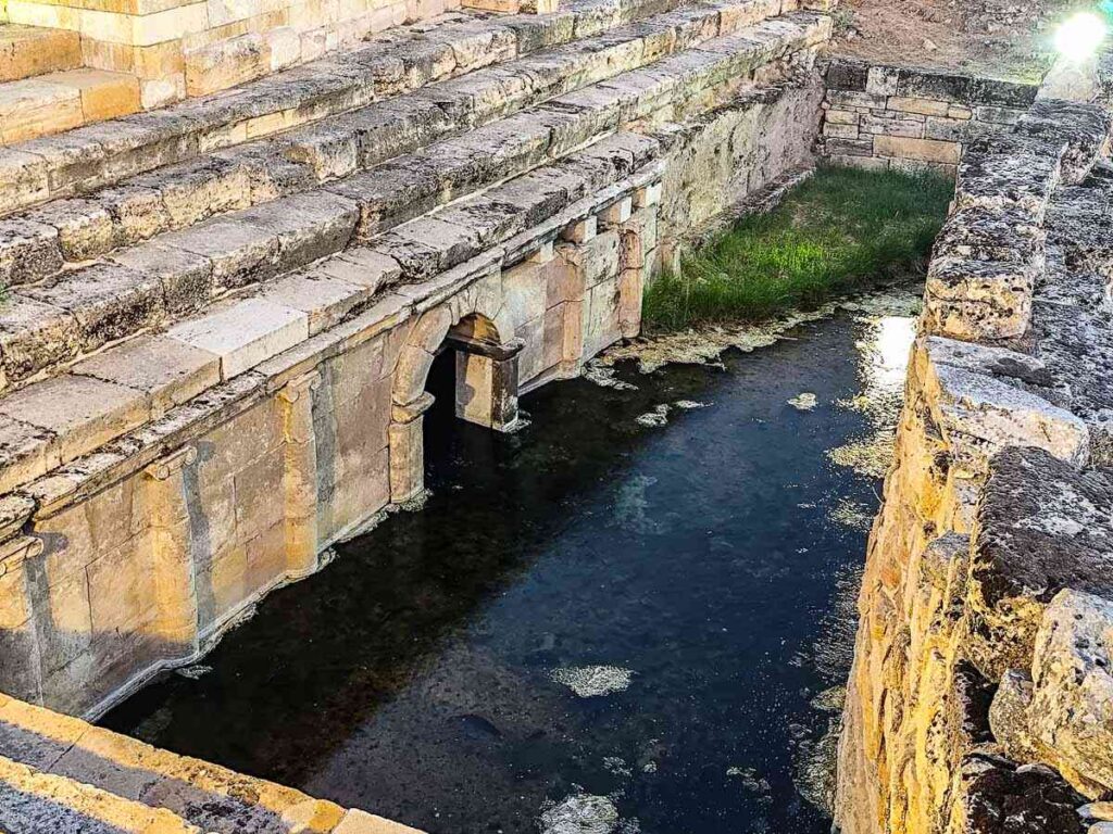Hierapolis, Ploutonion: il santuario consacrato al dio Plutone sorse sopra una cavità naturale da cui ancora oggi risalgono acqua termale e anidride carbonica.