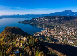 Autunno sul Lago di Garda Rocca di Garda, Eremo San Giorgio dal promontorio con panorama sul lago