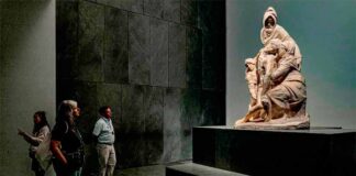 Saper guardare chi osserva: a Firenze la mostra “A Misura Duomo” di Massimo Pacifico la gente osserva le opera d'arte all'interno dell'Opera del Duomo di Firenze