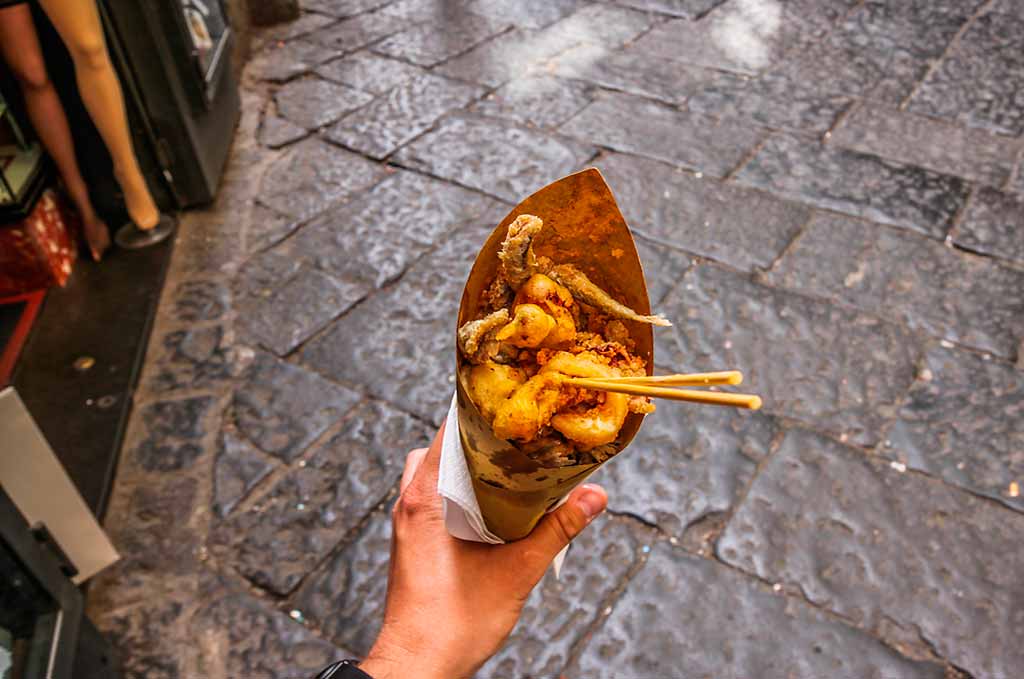 napoli-street-food-pesce-fritto-cuoppo
