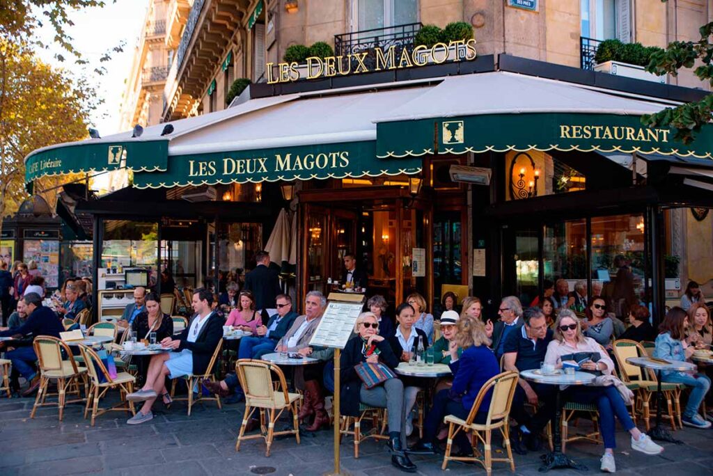 ingresso del caffè letterario Les Deux Magots a Parigi