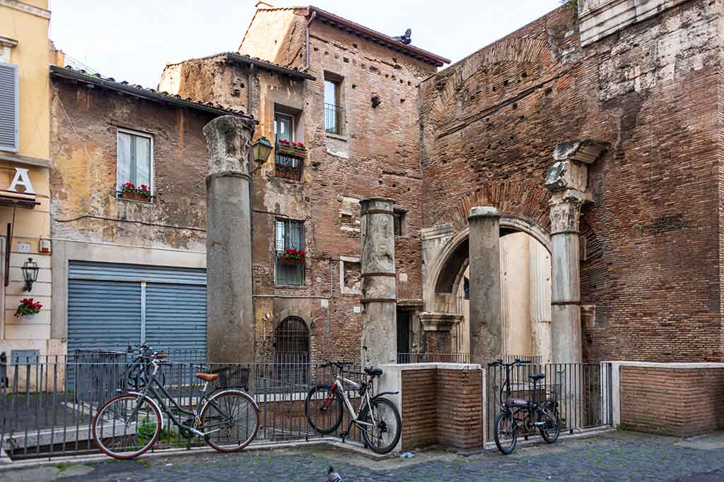 Particolare del Portico Ottavia luogo iconico di Roma al cinema