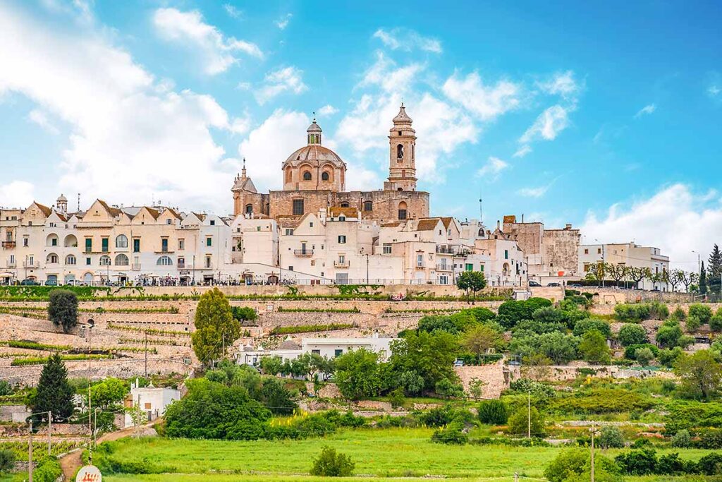 Puglia, il borgo di Locorotondo con le tinte bianche delle sue case