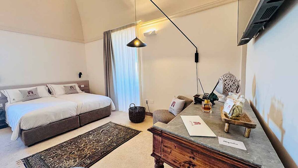 Una camera di Villa Arborea, nata dal recupero di un’antica masseria in pietra leccese