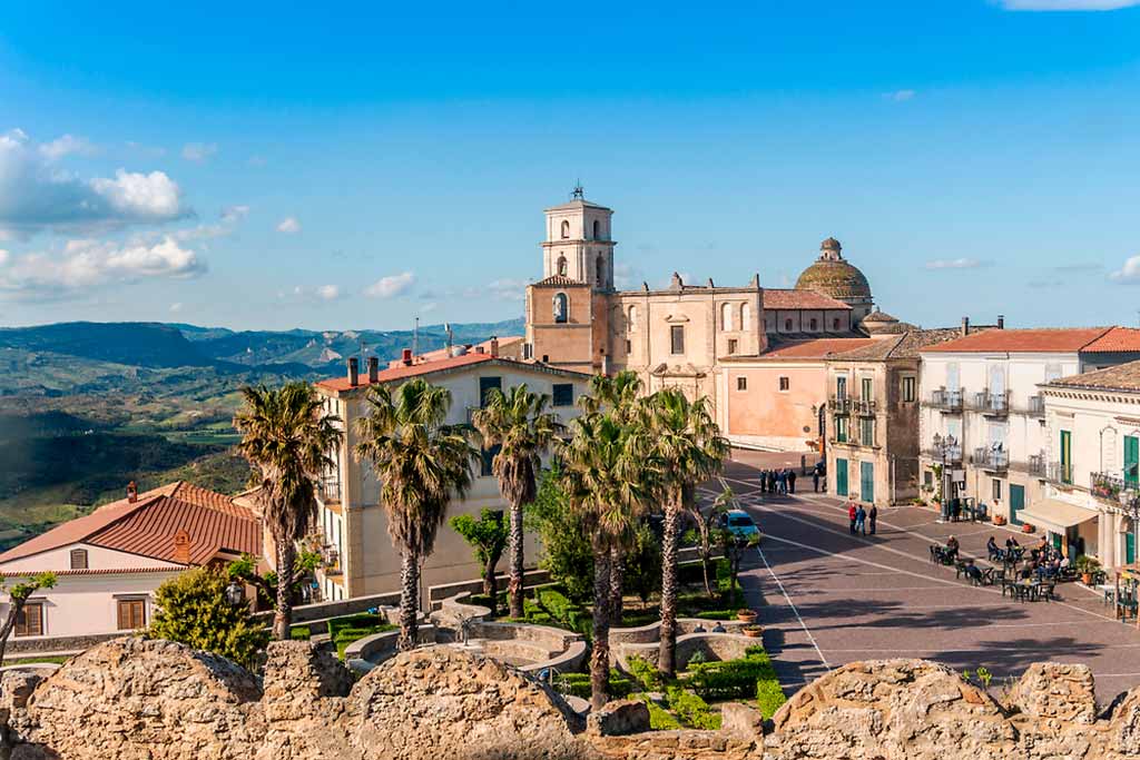 santa-severina-calabria-piazza-campo