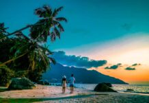 seychelles-coppia-sulla-spiaggia
