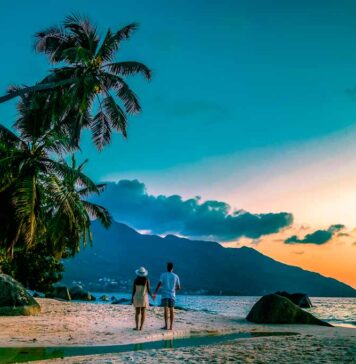 seychelles-coppia-sulla-spiaggia
