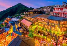 Taipei: la città che corre tra cielo, tè e tradizione taipei-vista-Jiufen-Old-Street