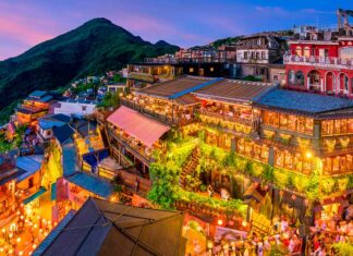 Taipei: la città che corre tra cielo, tè e tradizione taipei-vista-Jiufen-Old-Street