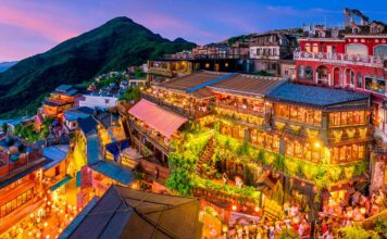 Taipei: la città che corre tra cielo, tè e tradizione taipei-vista-Jiufen-Old-Street