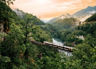 Autunno in Ticino: Foliage, Castagne e i 120 Anni del Merlot Ferrovia centovallina. Ponte Borgnone, tra Palagnedra e Camedo, svizzera, ticino