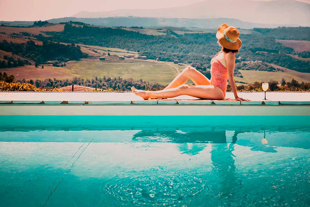 toscana-panorama-piscina-relax-donna