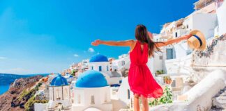 Santorini: l’incanto del blu e del bianco turista-grecia-santorini