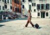 Il fascino dell’estate veneziana: come scoprire la città oltre i soliti itinerari venezia-turista-trolley-bagagli