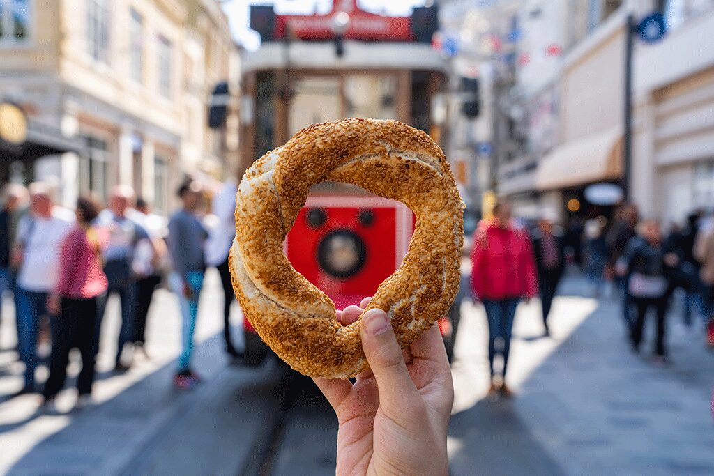 Godersi un bagel anche in solitaria a Instanbul , grande meta per i viaggiare da soli nel 2025