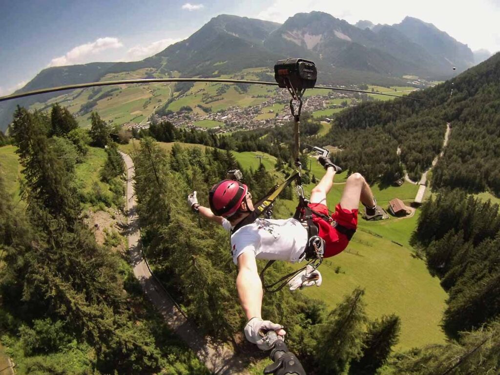 Sulla zip line di San Vigilio di Marebbe, si vola sospesi sopra i boschi e la valle